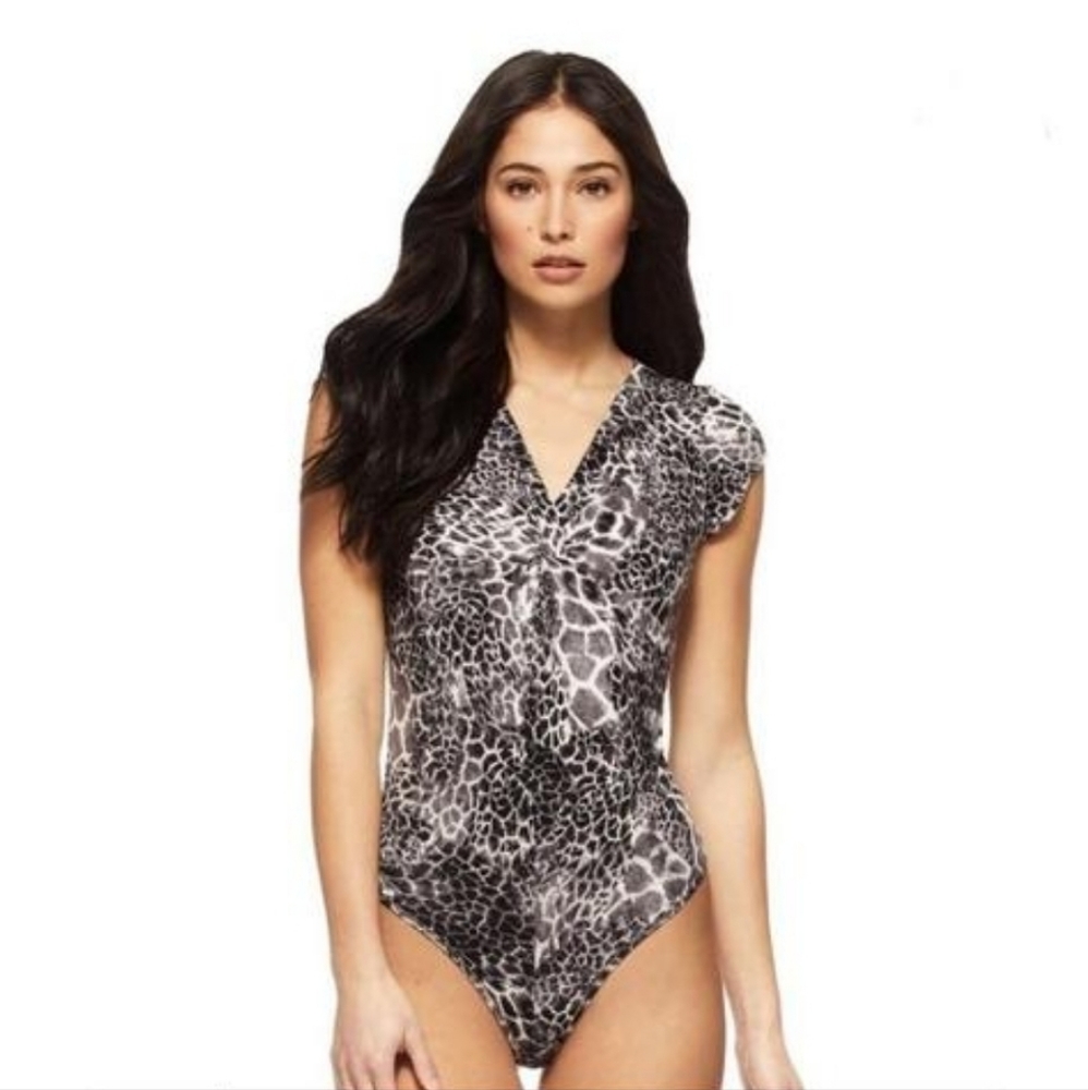 Sofia Jeans by Sofia Vergara Women’s Cap Sleeve Twist Front Bodysuit.